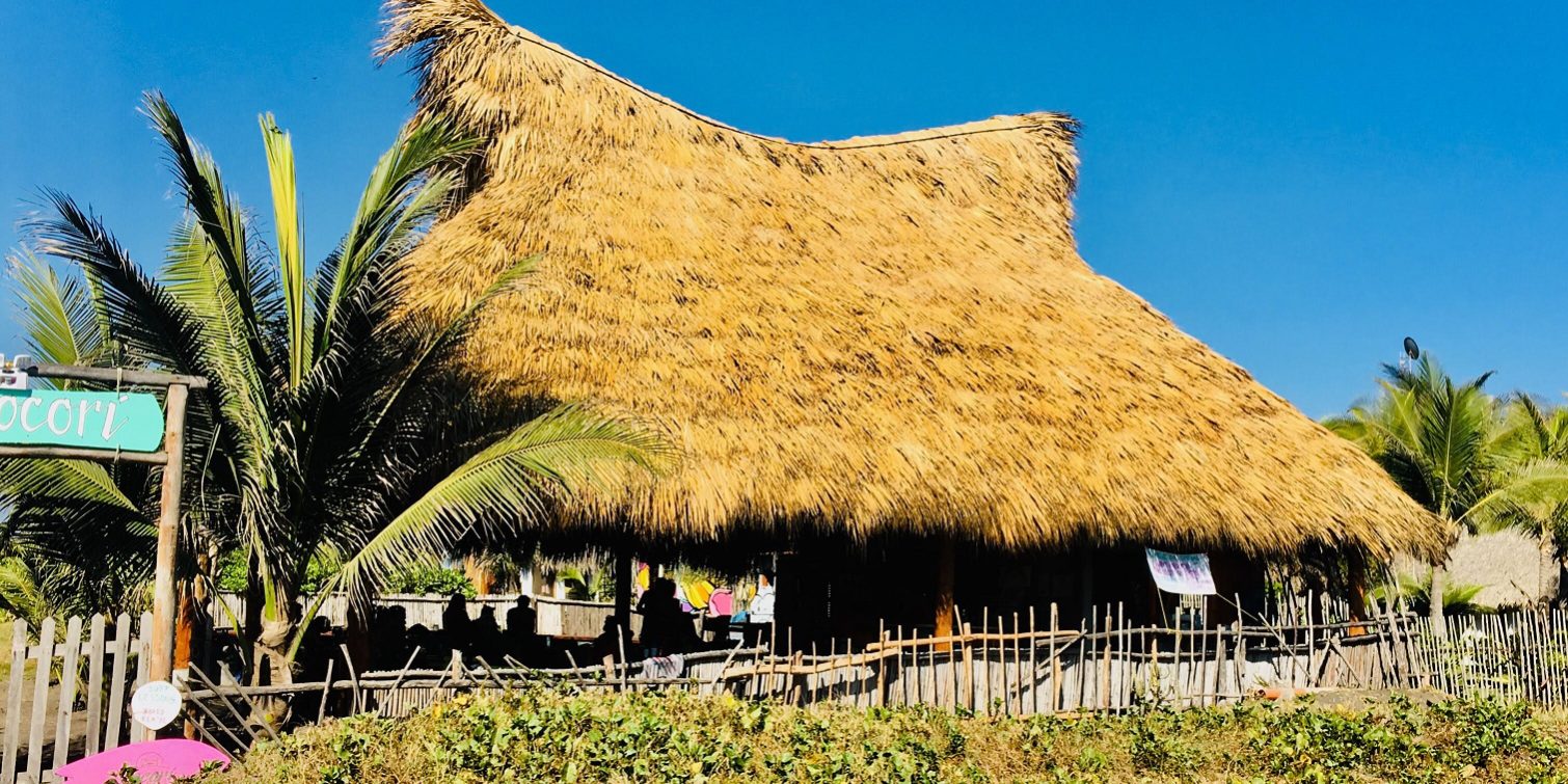 The bar and restaurant at Cocori Lodge