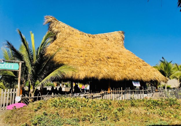 The bar and restaurant at Cocori Lodge